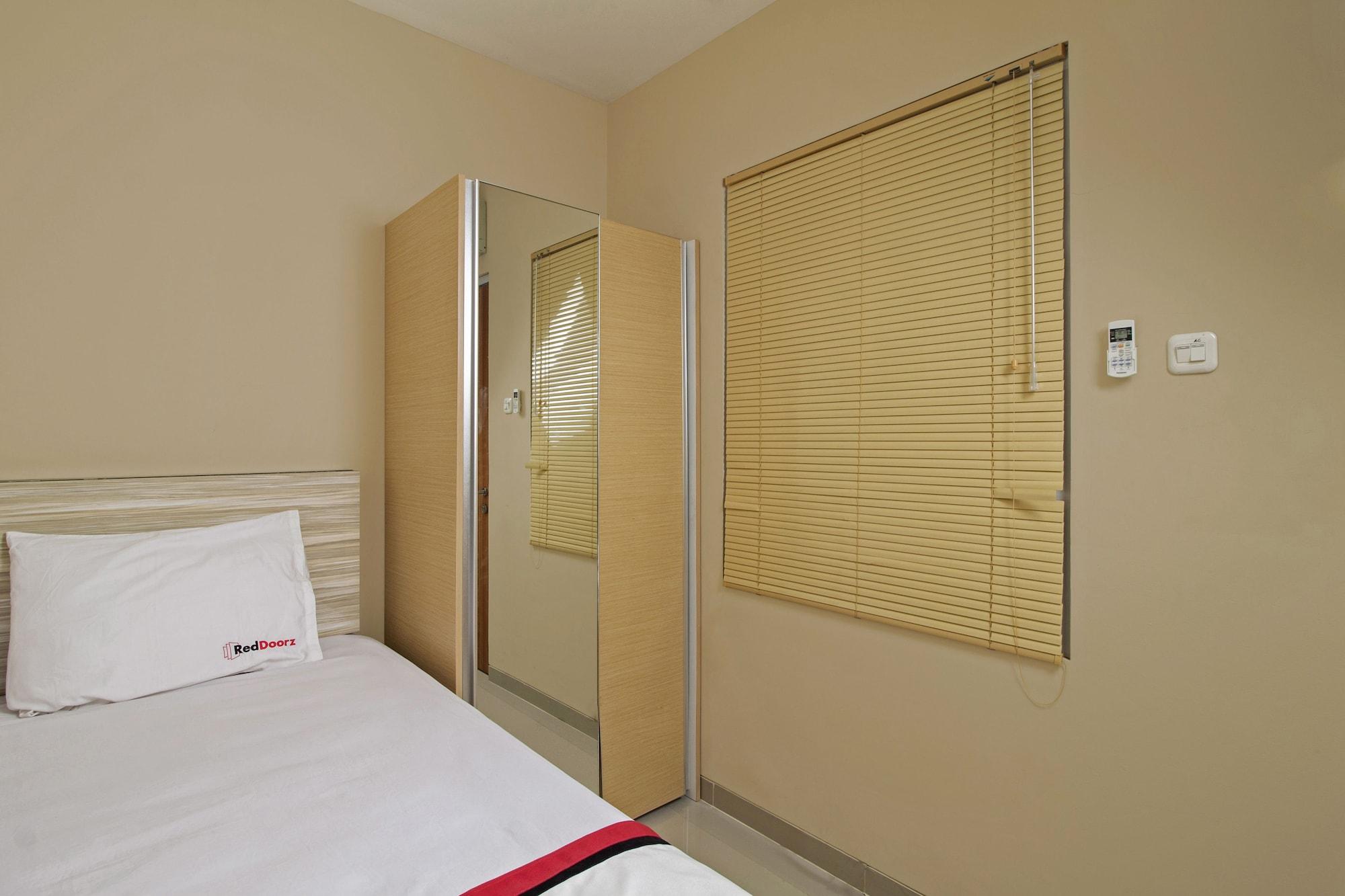 Reddoorz Plus @ Setiabudi Tengah Giacarta Esterno foto